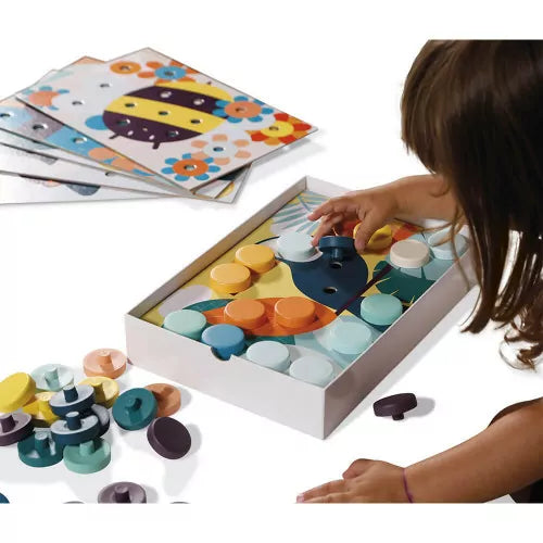 MEINE ERSTEN HOLZMOSAIKEN bieten Kindern ab 2 Jahren eine bunte Spielwelt zum Entdecken. Mit 6 Lochkarten und 38 Holzteilen fördern sie spielerisch die Feinmotorik. Die großen Teile sind leicht zu greifen, und die Schachtel dient als praktischer Kartenhalter. Ohne Klebstoff können Kinder immer wieder kreativ gestalten und fröhliche Bilder entstehen lassen. Ideal für ruhige, spielerische Momente mit Ihrem Kind.