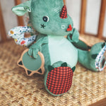 Klapp, klapp, wen hören wir da? Es ist Joe, der liebe Drache. Verschiedene Texturen, Materialien und Aktivitäten machen ihn zu einer wahren Entdeckungsquelle und zu einem unzertrennlichen Freund.  Geeignet ab 9 Monaten&nbsp;