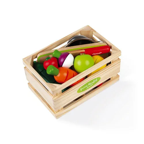 Kinder ab 3 Jahren können mit diesem Maxi-Set aus Holzobst und -gemüse sicher das Schneiden üben. Das Set enthält 9 verschiedene Lebensmittel, die durch selbsthaftende Elemente verbunden sind, sowie ein Messer, ein Schneidebrett und ein Metallsieb. So fördern Kinder spielerisch ihre Feinmotorik, Geschicklichkeit und Fantasie beim Nachspielen von Küchenszenen.