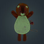 Dieses kuschelige Löwen-Spielzeug Jack begleitet Babys von Geburt an. Es ist weich, freundlich und beruhigt durch sein sanftes Leuchten im Dunkeln. Jack kann als Handpuppe genutzt werden und sorgt so für spielerische Momente. Mit integrierter Schnullerschnalle und Namensetikett ist es praktisch im Alltag. Waschbar bei 30 °C, misst 19 x 33 cm und besteht aus Polyester und Baumwolle – ideal als liebevolles Geschenk für Neugeborene.