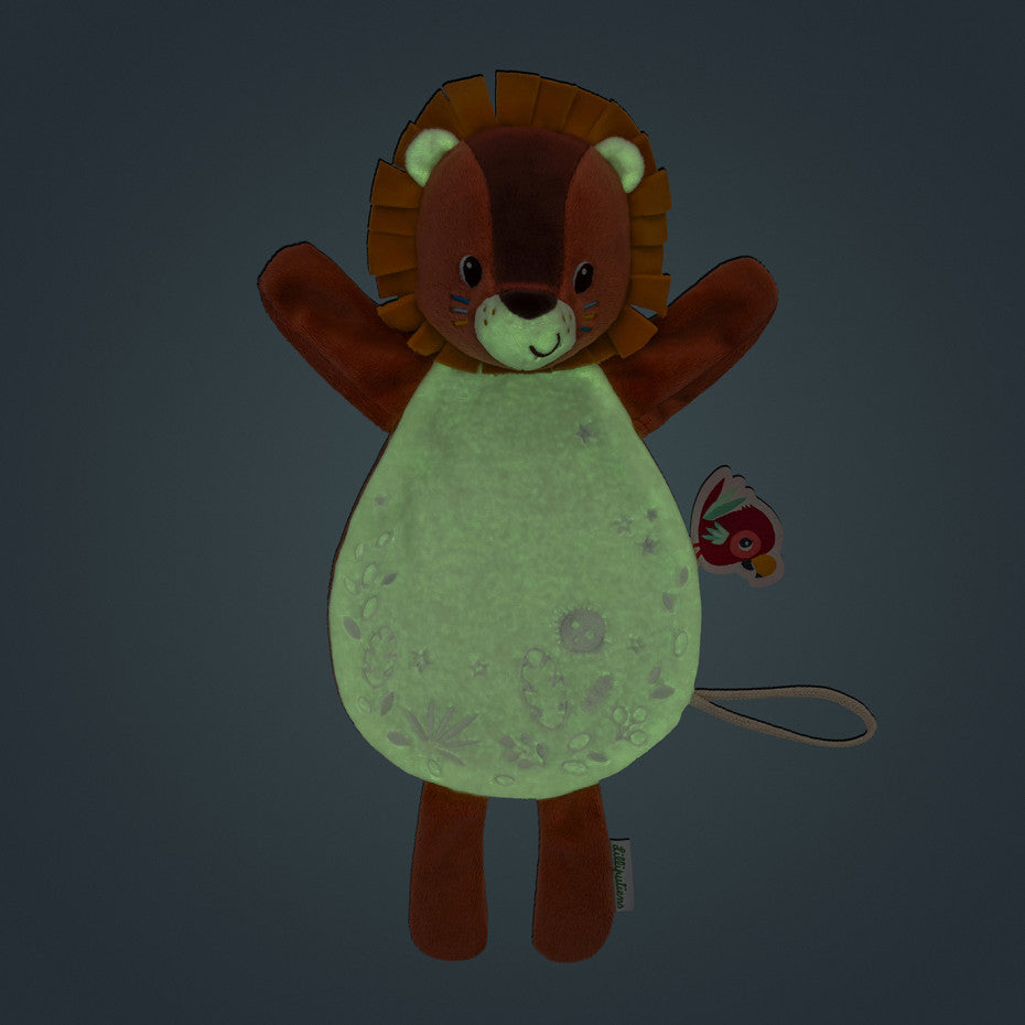 Dieses kuschelige Löwen-Spielzeug Jack begleitet Babys von Geburt an. Es ist weich, freundlich und beruhigt durch sein sanftes Leuchten im Dunkeln. Jack kann als Handpuppe genutzt werden und sorgt so für spielerische Momente. Mit integrierter Schnullerschnalle und Namensetikett ist es praktisch im Alltag. Waschbar bei 30 °C, misst 19 x 33 cm und besteht aus Polyester und Baumwolle – ideal als liebevolles Geschenk für Neugeborene.