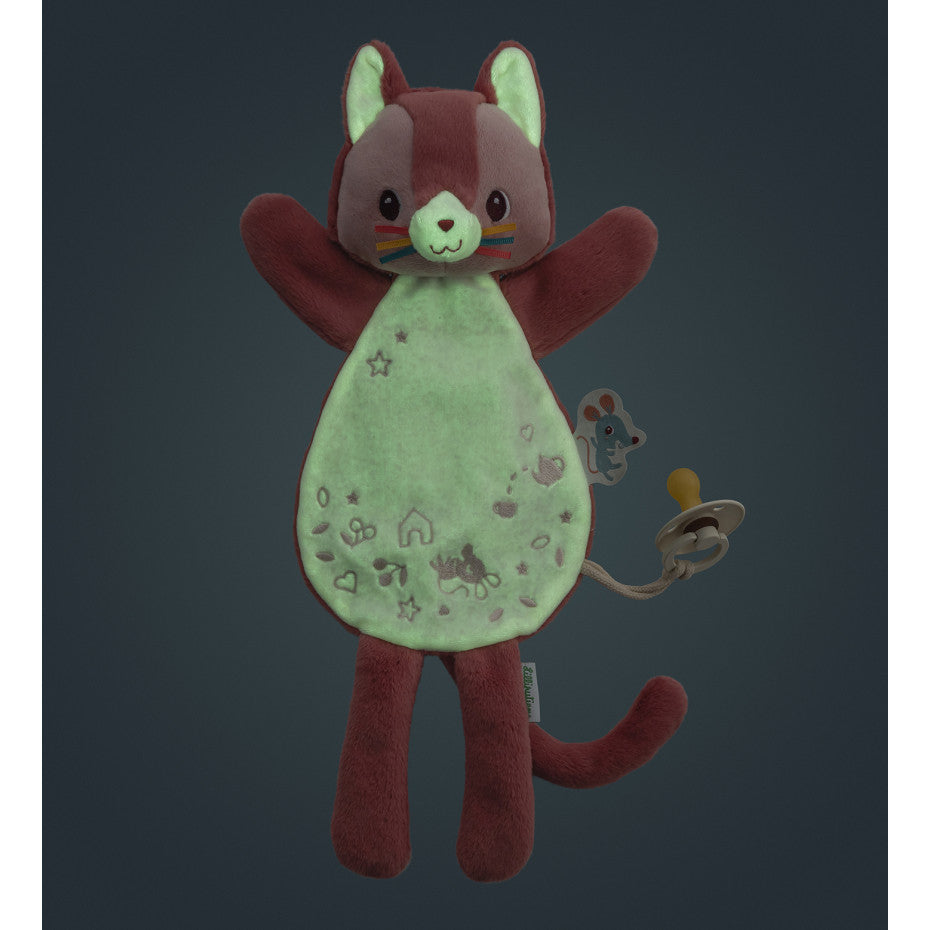 Dieses Kuscheltier Jeanne, die Katze, ist sanft, freundlich und ideal für Babys. Es begleitet Ihr Kind überall hin, spendet Trost und fördert spielerische Momente. Das Highlight: Bauch, Ohren und Nase leuchten im Dunkeln und beruhigen so beim Einschlafen. Mit integrierter Schnullerschnalle und Namensetikett ist es praktisch und persönlich. Waschbar bei 30 °C, aus Polyester und Baumwolle, misst es 20 x 40 cm – ein liebevolles Geschenk für Neugeborene.