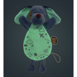 Dieses kuschelige Hundespielzeug Jules begleitet Babys von Geburt an. Es ist weich, freundlich gestaltet und leuchtet im Dunkeln, was beruhigend wirkt. Mit integrierter Schnullerschnalle und Namensetikett ist es praktisch im Alltag. Jules fördert spielerische Momente und ist bei 30° waschbar. Ideal als Geschenk für Neugeborene.