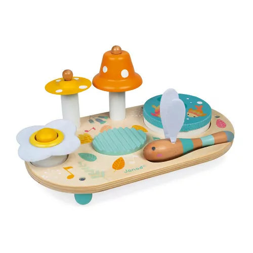 Der PURE Musiktisch bietet Babys ab 1 Jahr fünf verschiedene Klangmöglichkeiten zum eigenständigen Entdecken. Mit liebevollen Naturmotiven und einem weichen Libellen-Schlägel fördert er spielerisch die musikalische Frühförderung. Das robuste Holzspielzeug lädt zum Erkunden und Musizieren ein – ideal für kleine Entdecker, die Musik in ihrem eigenen Tempo erleben möchten.