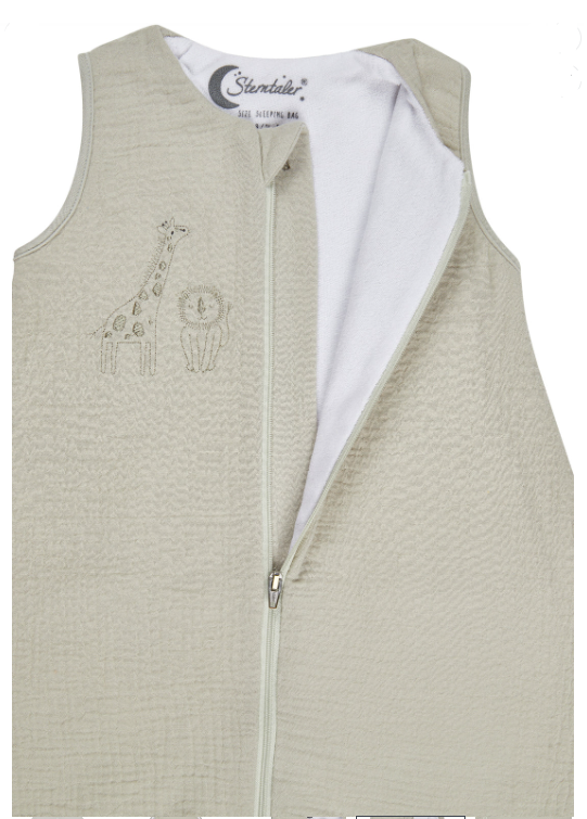 Der Schlafsack mit Beinen Safari bietet mit 1.0 TOG angenehme Wärme für warme Nächte. Die integrierten Fußstulpen schützen die Füße bei Bedarf, während der Zwei-Wege-Reißverschluss das An- und Ausziehen erleichtert. Hergestellt aus luftiger Musselin-Baumwolle mit weichem Feinfrottee-Futter, sorgt er für Komfort und Bewegungsfreiheit. Waschbar für einfache Reinigung.