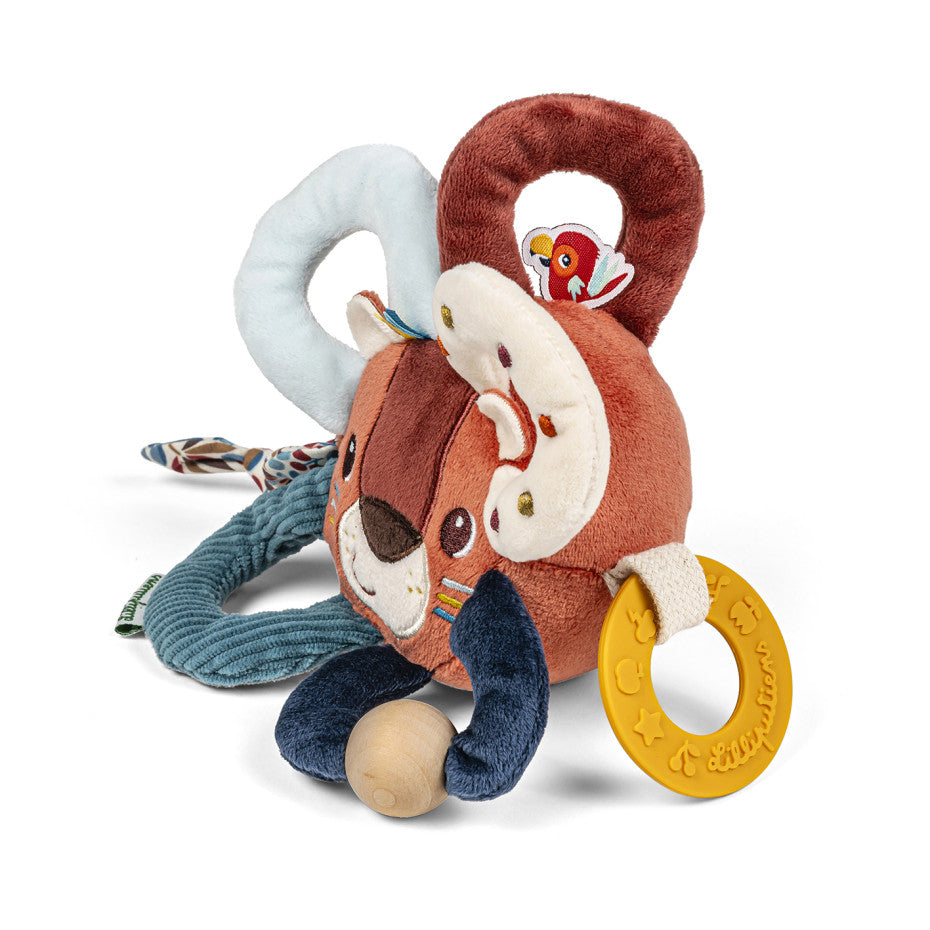 Jack, der sensorische Aktivitätsball in Löwenform, ist ideal für Babys ab Geburt. Mit fünf verschiedenen Ringen und vielfältigen Materialien wie Stickereien, Holz und Silikonbeißring fördert er spielerisch Tasten, Sehen und Hören. Die speziell für kleine Hände gestaltete Größe und die kontrastreichen Farben unterstützen die sensorische Entwicklung und bieten gleichzeitig Linderung beim Zahnen. Ein vielseitiges Spielzeug, das Neugier weckt und die Sinne Ihres Babys sanft stimuliert.