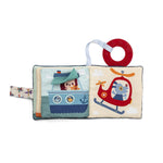 Das weiche Stoffbilderbuch „Jules Spielbuch“ ist ideal für Babys ab 6 Monaten. Es weckt die Sinne mit bunten Bildern und verschiedenen Texturen, fördert die Sprachentwicklung und motorische Fähigkeiten. Die Geschichte von Jules und seinen Freunden auf verschiedenen Fahrzeugen regt die Fantasie an. Ein roter Beißring beruhigt das Zahnfleisch beim Zahnen. Kompakt und handlich begleitet es Ihr Baby überall hin – perfekt als Geschenk für die Kleinsten.