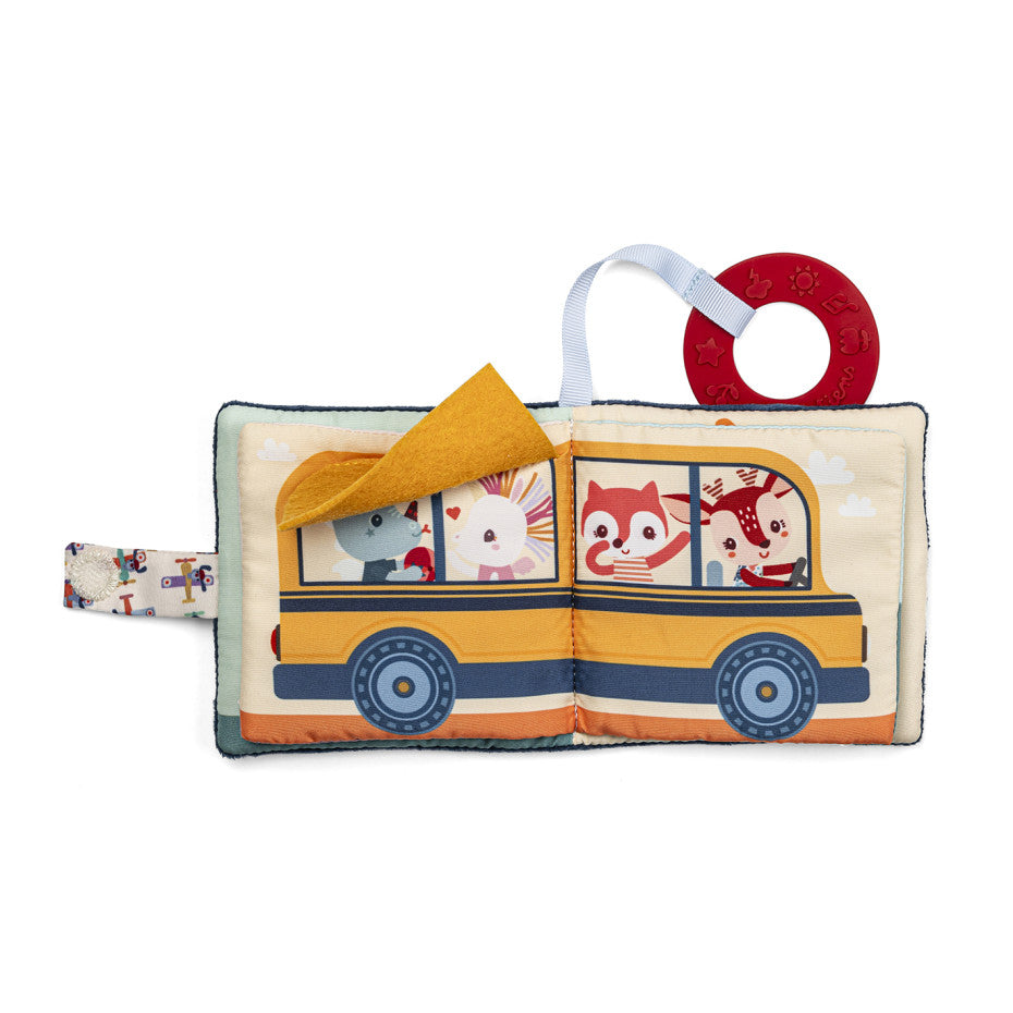 Das weiche Stoffbilderbuch „Jules Spielbuch“ ist ideal für Babys ab 6 Monaten. Es weckt die Sinne mit bunten Bildern und verschiedenen Texturen, fördert die Sprachentwicklung und motorische Fähigkeiten. Die Geschichte von Jules und seinen Freunden auf verschiedenen Fahrzeugen regt die Fantasie an. Ein roter Beißring beruhigt das Zahnfleisch beim Zahnen. Kompakt und handlich begleitet es Ihr Baby überall hin – perfekt als Geschenk für die Kleinsten.
