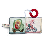 Das weiche Stoffbilderbuch „Jules Spielbuch“ ist ideal für Babys ab 6 Monaten. Es weckt die Sinne mit bunten Bildern und verschiedenen Texturen, fördert die Sprachentwicklung und motorische Fähigkeiten. Die Geschichte von Jules und seinen Freunden auf verschiedenen Fahrzeugen regt die Fantasie an. Ein roter Beißring beruhigt das Zahnfleisch beim Zahnen. Kompakt und handlich begleitet es Ihr Baby überall hin – perfekt als Geschenk für die Kleinsten.