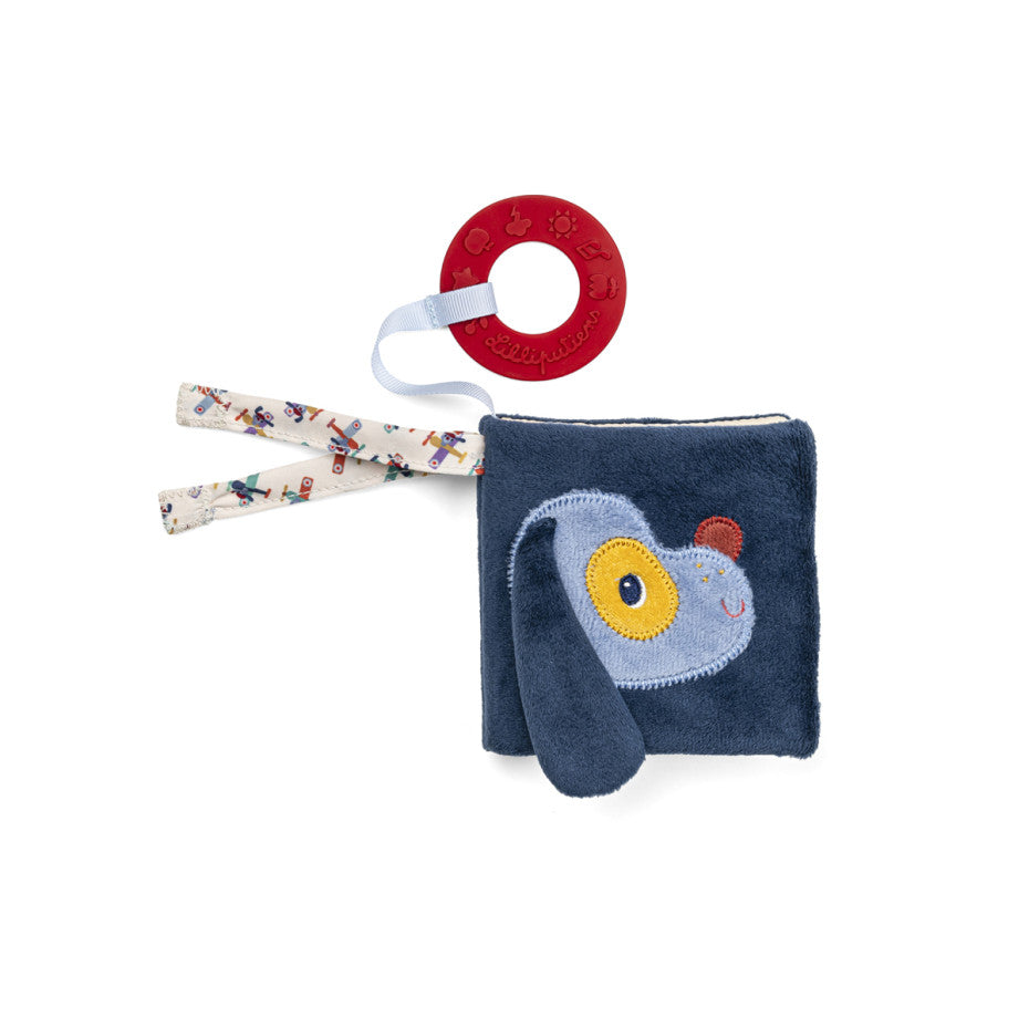 Das weiche Stoffbilderbuch „Jules Spielbuch“ ist ideal für Babys ab 6 Monaten. Es weckt die Sinne mit bunten Bildern und verschiedenen Texturen, fördert die Sprachentwicklung und motorische Fähigkeiten. Die Geschichte von Jules und seinen Freunden auf verschiedenen Fahrzeugen regt die Fantasie an. Ein roter Beißring beruhigt das Zahnfleisch beim Zahnen. Kompakt und handlich begleitet es Ihr Baby überall hin – perfekt als Geschenk für die Kleinsten.