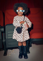 Originelles zweiteiliges Set für Mädchen.
Kleid mit Raglan Ärmeln für Mädchen. Design mit U-Boot Ausschnitt. Warmer und kuscheliger Sweatstoff (gebürstet), perfekt für die kälteren Monate. Modell mit Raffung.
Kindertasche für Mädchen, in der sie ihre wichtigsten Utensilien aufbewahren können. Ein praktisches und tolles Accessoire, um jeden Look zu vervollständigen.