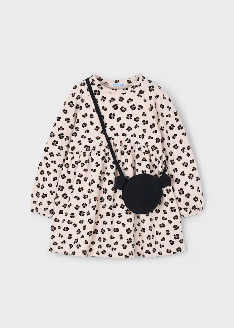 Originelles zweiteiliges Set für Mädchen.
Kleid mit Raglan Ärmeln für Mädchen. Design mit U-Boot Ausschnitt. Warmer und kuscheliger Sweatstoff (gebürstet), perfekt für die kälteren Monate. Modell mit Raffung.
Kindertasche für Mädchen, in der sie ihre wichtigsten Utensilien aufbewahren können. Ein praktisches und tolles Accessoire, um jeden Look zu vervollständigen.