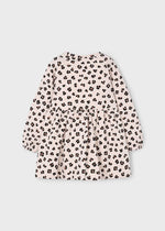 Originelles zweiteiliges Set für Mädchen.
Kleid mit Raglan Ärmeln für Mädchen. Design mit U-Boot Ausschnitt. Warmer und kuscheliger Sweatstoff (gebürstet), perfekt für die kälteren Monate. Modell mit Raffung.
Kindertasche für Mädchen, in der sie ihre wichtigsten Utensilien aufbewahren können. Ein praktisches und tolles Accessoire, um jeden Look zu vervollständigen.