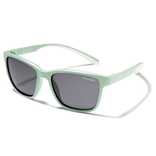 Die „The Boho L“ Kindersonnenbrille bietet 100% UV400-Schutz und ist speziell für aktive Kinder entwickelt. Sie ist leicht, bruchsicher, wasserfest und aus schadstofffreiem Material gefertigt – ideal für Sonne und Spielplatz. Nachhaltige Verpackung inklusive.
