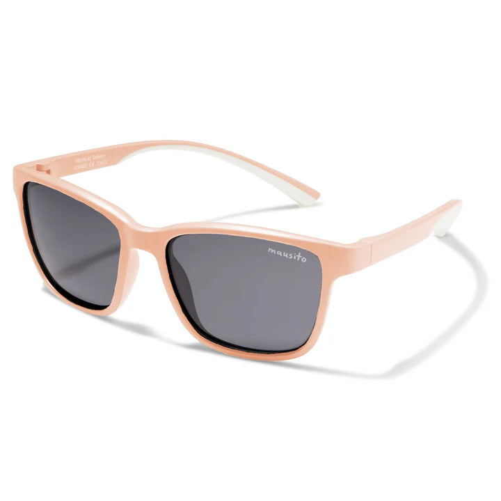 Die „The Boho“ Kindersonnenbrille bietet 100% UV400-Schutz und ist speziell für aktive Kinder entwickelt. Sie ist leicht, bruchsicher, wasserfest und aus schadstofffreiem Material gefertigt – ideal für Sonne und Spielplatz. Nachhaltige Verpackung inklusive.