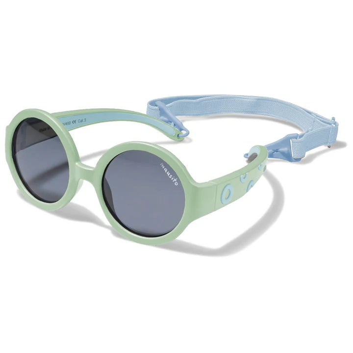 Die Hippie - Mint ist eine preisgekrönte Kindersonnenbrille mit flexiblem Rahmen und verstellbarem Band für optimalen Sitz. Sie bietet 100% UV400-Schutz, ist bruchsicher, leicht und aus schadstofffreiem Material. Ideal für unbeschwerten Sonnenspaß und nachhaltig verpackt.