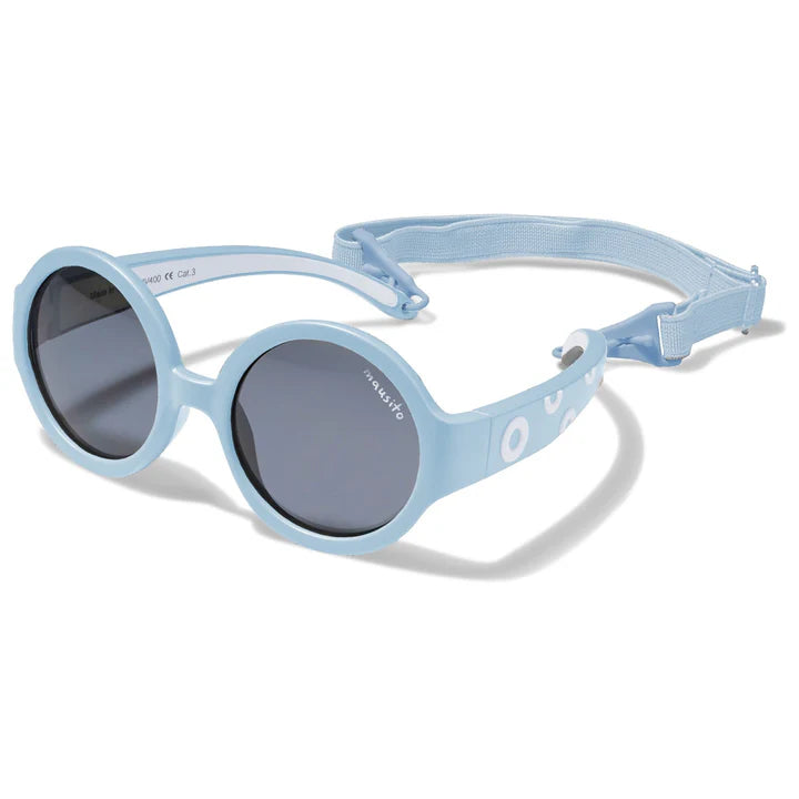Die Hippie - Light Blue ist eine preisgekrönte Kindersonnenbrille mit flexiblem Rahmen und verstellbarem Band für optimalen Sitz. Sie bietet 100% UV400-Schutz, ist bruchsicher, leicht und aus schadstofffreiem Material. Ideal für unbeschwerten Sonnenspaß und nachhaltig verpackt.