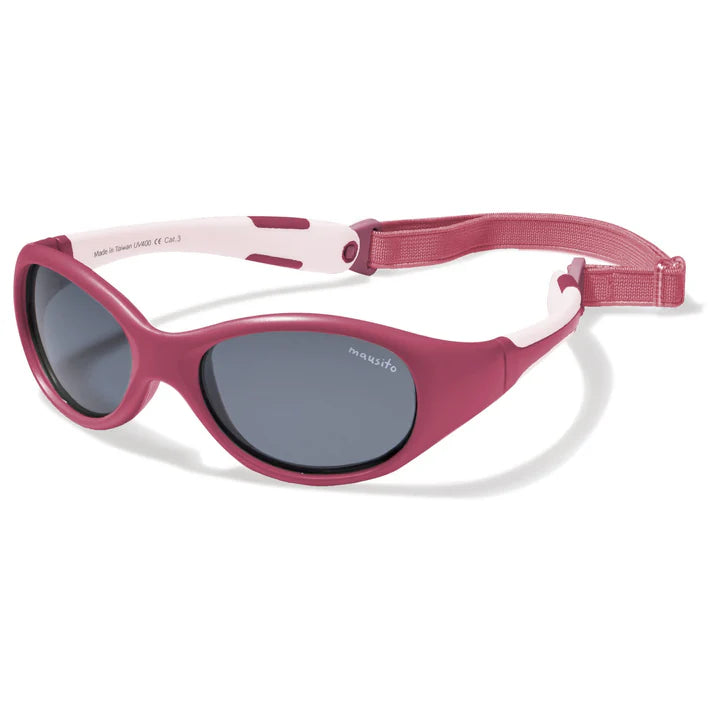 "The Surfer L - Magenta" ist die preisgekrönte Kindersonnenbrille von Mausito, speziell für Kinder entwickelt. Sie bietet 100% UV400-Schutz, ist leicht, bruchsicher und aus schadstofffreiem Material. Der flexible Rahmen und das verstellbare Band sorgen für bequemen Sitz bei jedem Abenteuer. Nachhaltig verpackt, begleitet sie kleine Entdecker sicher und stilvoll in die Sonne.
