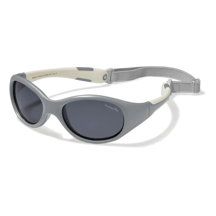 Die Kinder-Sonnenbrille „The Surfer L“ bietet 100% UV400-Schutz und ist dank flexiblem Rahmen und verstellbarem Band besonders bequem. Leicht, bruchsicher und aus schadstofffreiem Material gefertigt, begleitet sie Kinder sicher bei jedem Abenteuer. Das nachhaltige, recycelte Packaging rundet das durchdachte Design ab.