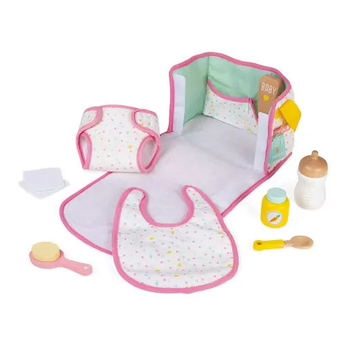 Dieses Wickel- und Windelset mit 8 Teilen enthält alles, was Kinder ab 2 Jahren für die Babypflege brauchen: Lätzchen, Windel, Löffel, Bürste, Töpfchen, Cremetube, Fläschchen und Wattebäusche. Die Tasche lässt sich zu einer Wickelunterlage entfalten und bietet Platz für Puppen von 36 bis 42 cm. Die Accessoires aus FSC®-zertifiziertem Holz fördern spielerisch das Nachahmen und die Fürsorge.