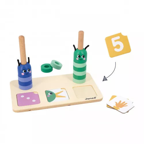 Dieses pädagogische Holzspiel hilft Kindern ab 3 Jahren spielerisch, Zahlen zu zerlegen und zu vergleichen. Mit bunten Perlen und 33 Karten lernen sie, Zahlen zu erkennen und zu bilden. Das Anfassen und Legen der Perlen macht das Lernen anschaulich und verständlich. So entdecken Kinder ganz einfach, wie Zahlen zusammengesetzt sind und wie man „größer als“ und „kleiner als“ versteht. Ideal, um spielerisch mathematische Grundlagen zu fördern.