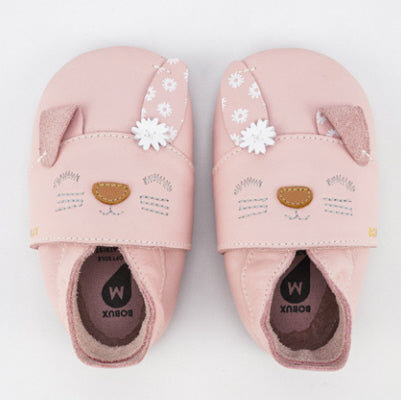 Beschreibung

Die Bobux Soft Soles sind Krabbel- und Hausschuhe für Babys bis hin zum Kleinkindalter und unterstützen Kinderfüße in ihrem natürlichen Wachstum, ohne einzuengen. Das extra weiche und biegsame Leder passt sich optimal an den Fuß an und lässt ihn atmen. Perfekt für Zuhause oder im Kindergarten, als Krabbel-, Haus- oder Gymnastikschuh.

Info

Falls die gewünschte Größe momentan online nicht vorrätig ist, senden Sie bitte eine kurze Nachricht an&nbsp;shop@dies-das.com. Wir prüfen gerne die Verfüg
