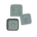 Die quadratischen LÄSSIG Edelstahl Snackboxen mit ihren fröhlichen Designs sind ideal für kleine Snacks unterwegs. Die Dosen sind BPA-frei, spülmaschinengeeignet und dank der drei unterschiedlichen Größen platzsparend ineinander stapelbar.