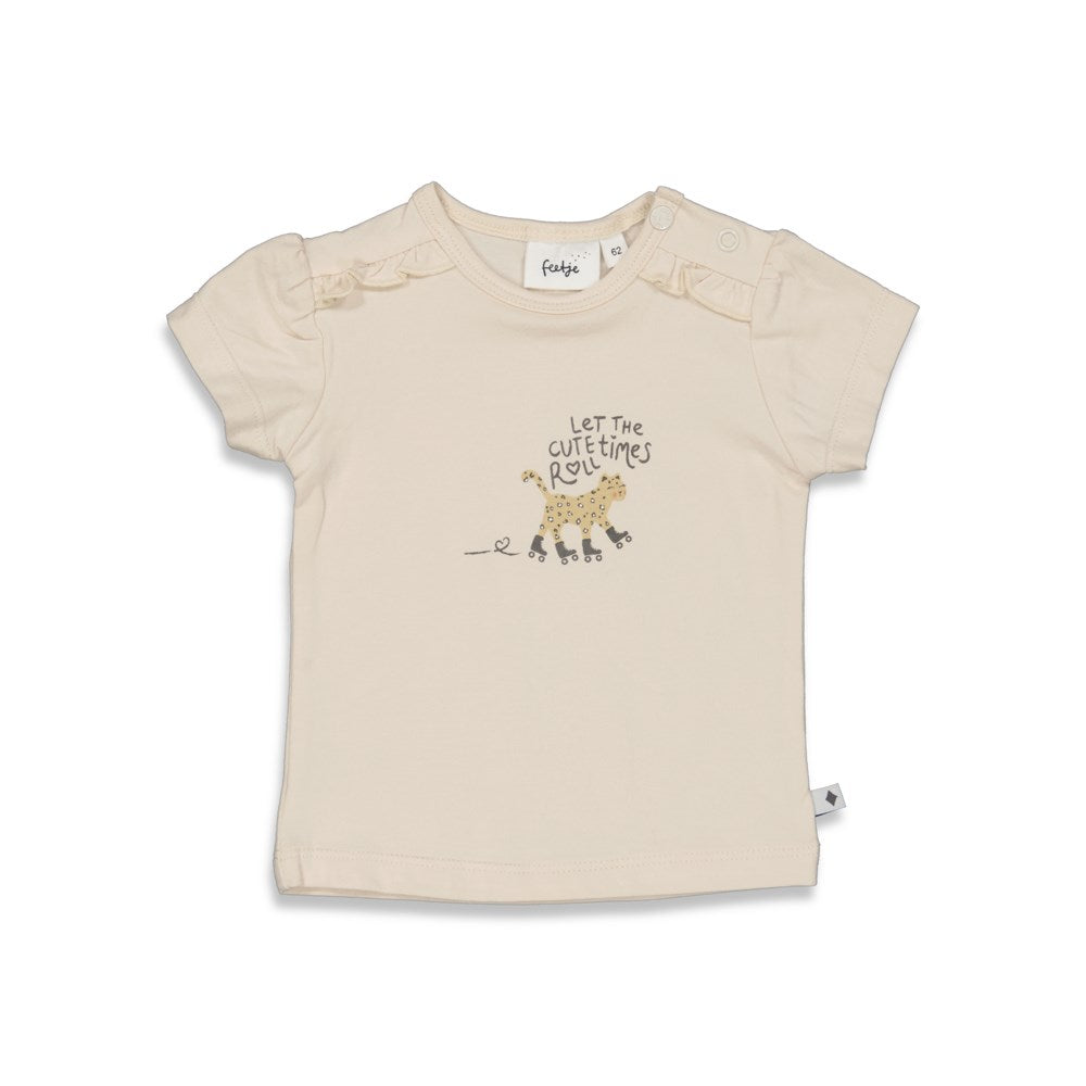 Beschreibung

Das T-Shirt Cute Times - Wild And Free verbindet Komfort mit einem kraftvollen Statement. Hergestellt aus weichem Material, bietet es den ganzen Tag über angenehmen Tragekomfort. Mit seinem inspirierenden Design ist es perfekt für alle, die frei und ungebunden leben wollen. Setze ein modisches Zeichen und zeige deine wilde Seite mit diesem einzigartigen Shirt.