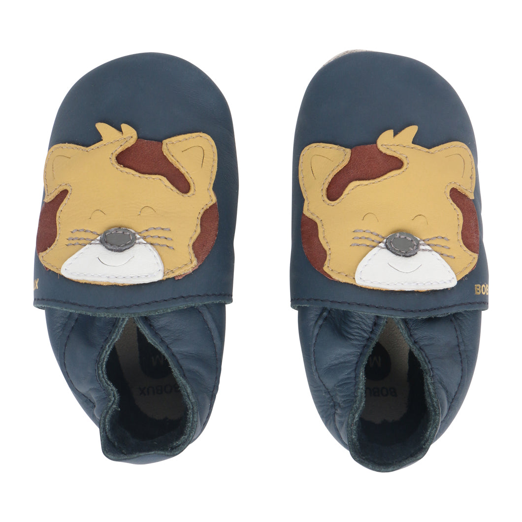 Beschreibung

Die Bobux Soft Soles sind Krabbel- und Hausschuhe für Babys bis hin zum Kleinkindalter und unterstützen Kinderfüße in ihrem natürlichen Wachstum, ohne einzuengen. Das extra weiche und biegsame Leder passt sich optimal an den Fuß an und lässt ihn atmen. Perfekt für Zuhause oder im Kindergarten, als Krabbel-, Haus- oder Gymnastikschuh.

Info

Falls die gewünschte Größe momentan online nicht vorrätig ist, senden Sie bitte eine kurze Nachricht an&nbsp;shop@dies-das.com. Wir prüfen gerne die Verfüg