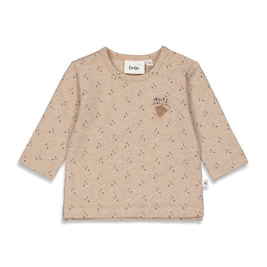 Beschreibung

Dieses Langarmshirt von Feetje aus der Kollektion Nuts About You überzeugt mit seinem angenehmen Tragekomfort und dem liebevollen Allover-Print. Es ist ideal für kühle Tage und sorgt mit seinem weichen Material für ein angenehmes Hautgefühl. Perfekt, um stilvoll und gemütlich durch den Tag zu gehen.