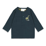 Beschreibung

Dieses Longsleeve „Cool To The Bone“ von Feetje verbindet Komfort mit einem lässigen Statement. Der hochwertige Stoff sorgt für angenehmes Tragegefühl, während der coole Spruch auf der Rückseite den individuellen Stil unterstreicht. Perfekt für entspannte Tage oder als stylisches Layering-Teil.